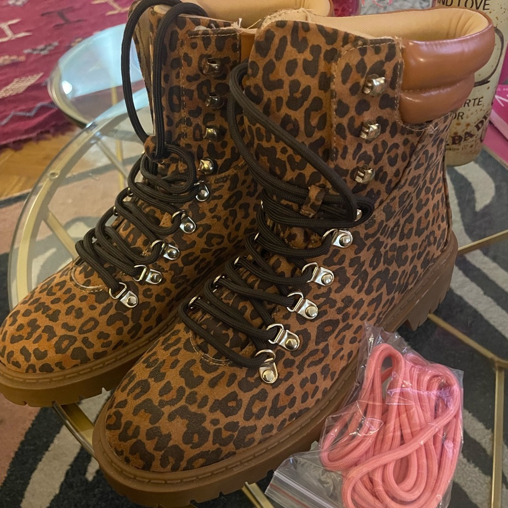NWOT Leopard print hiking boots 🤎🧡